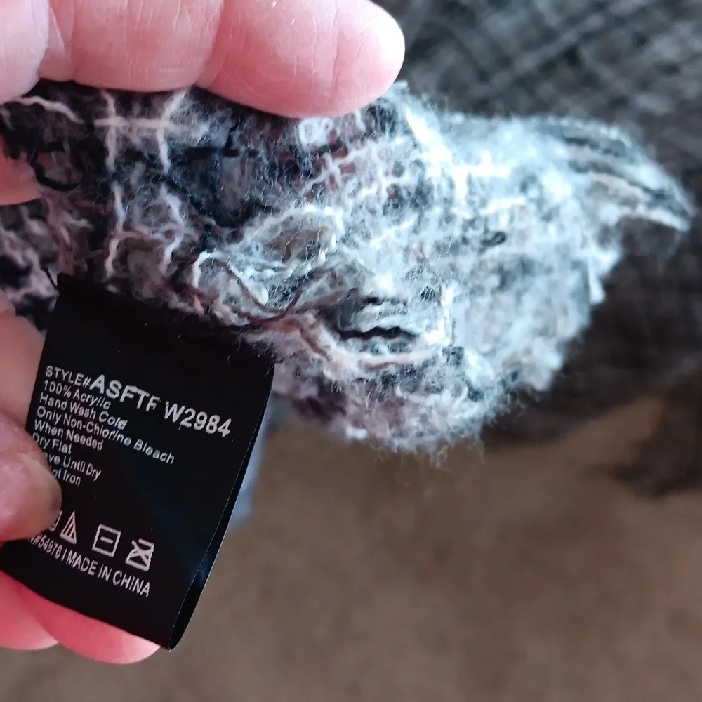 Wrap~ black and white acrylic plaid - Picture 3 of 4